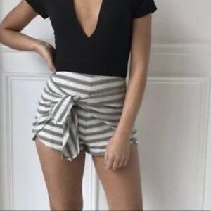 Essue Ivory & Gray Tie Front High Waist Shorts Size Large